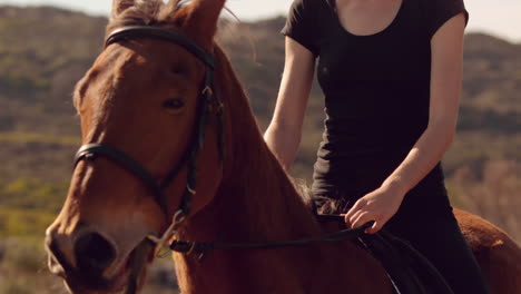 una mujer bonita montada en un caballo.