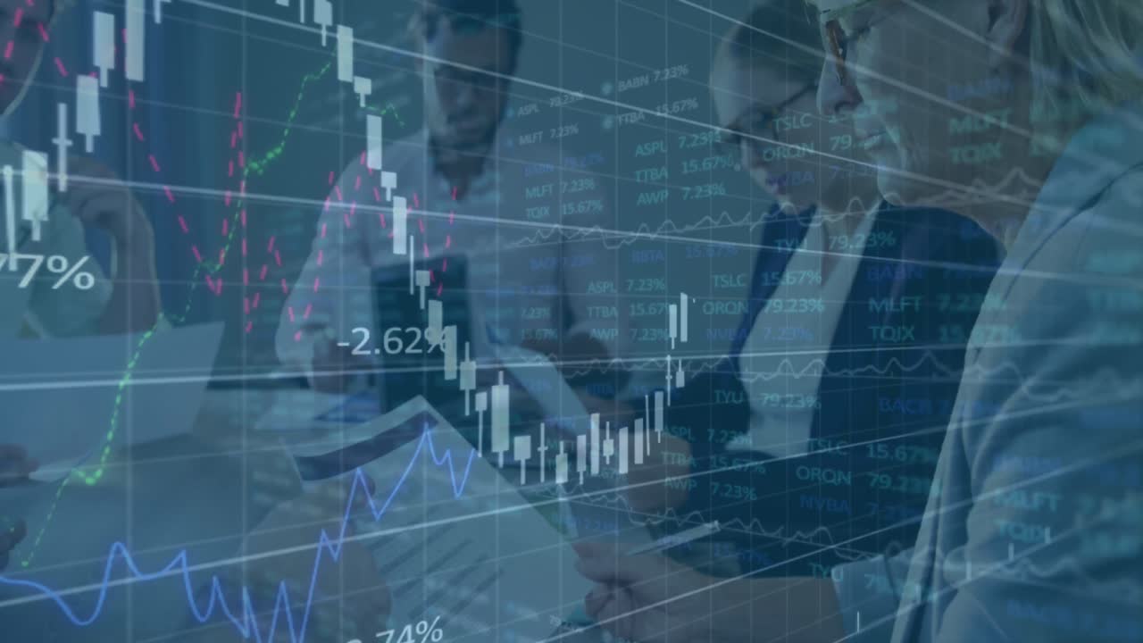 Animazione di elaborazione dati finanziari su persone d'affari che discutono con documenti in ufficio