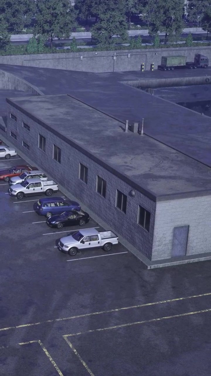 Udsigt over parkeringsplads nær lagerbygning i byområde sent på eftermiddagen.