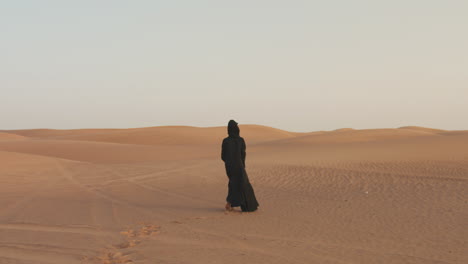 Rückansicht-Einer-Muslimischen-Frau-Mit-Hijab,-Die-Barfuß-In-Der-Wüste-Läuft