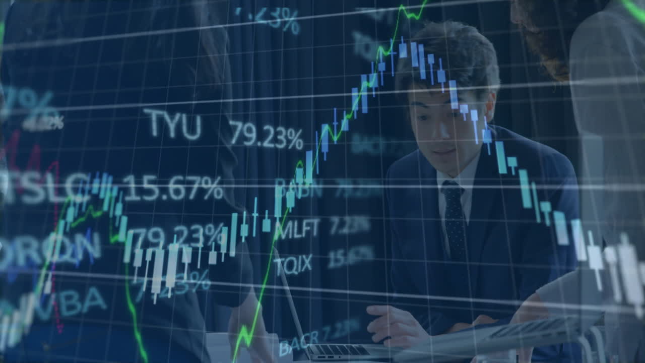 animación de gráficos y procesamiento de datos financieros sobre empresario caucásico hablando en una reunión