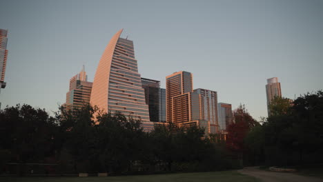 en el centro de austin, texas, los edificios de la ciudad al atardecer