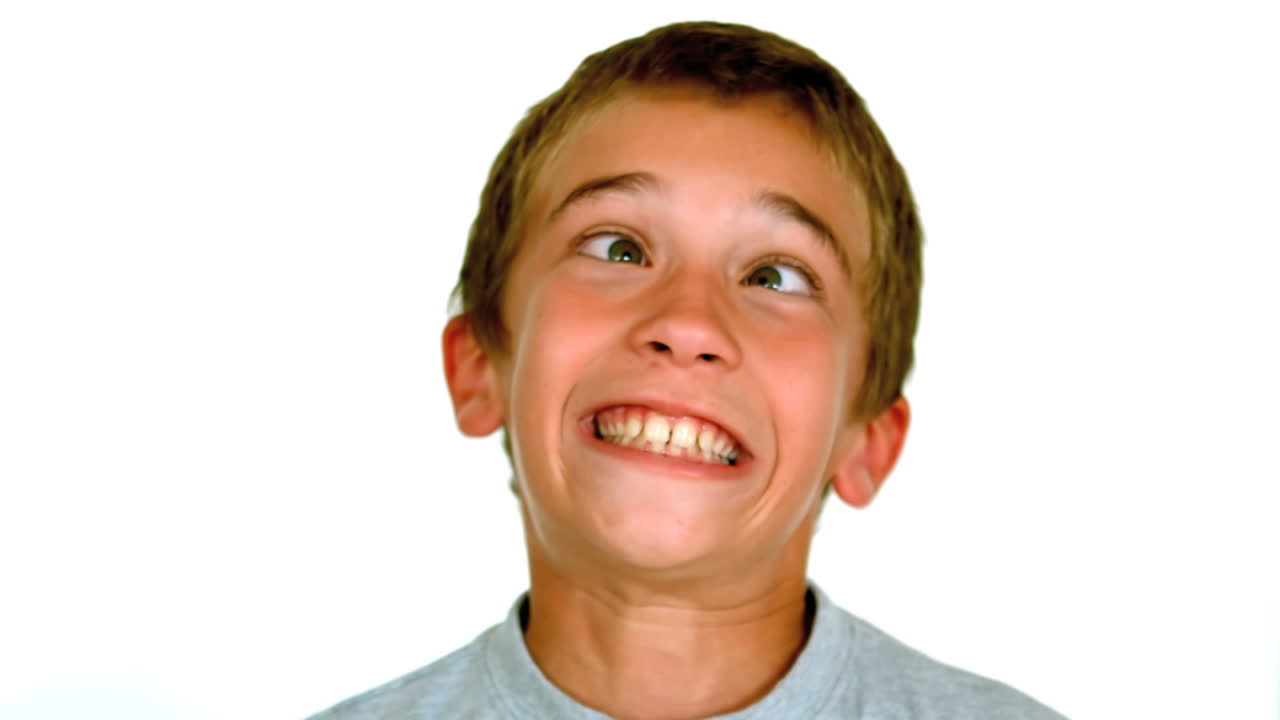 niño pequeño cruzando los ojos