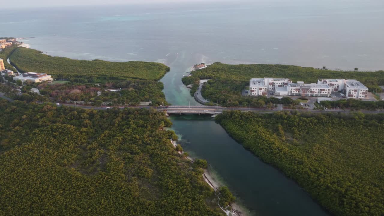 Lenta inquadratura di apertura di turisti che guidano verso i resort alberghieri a Cancun