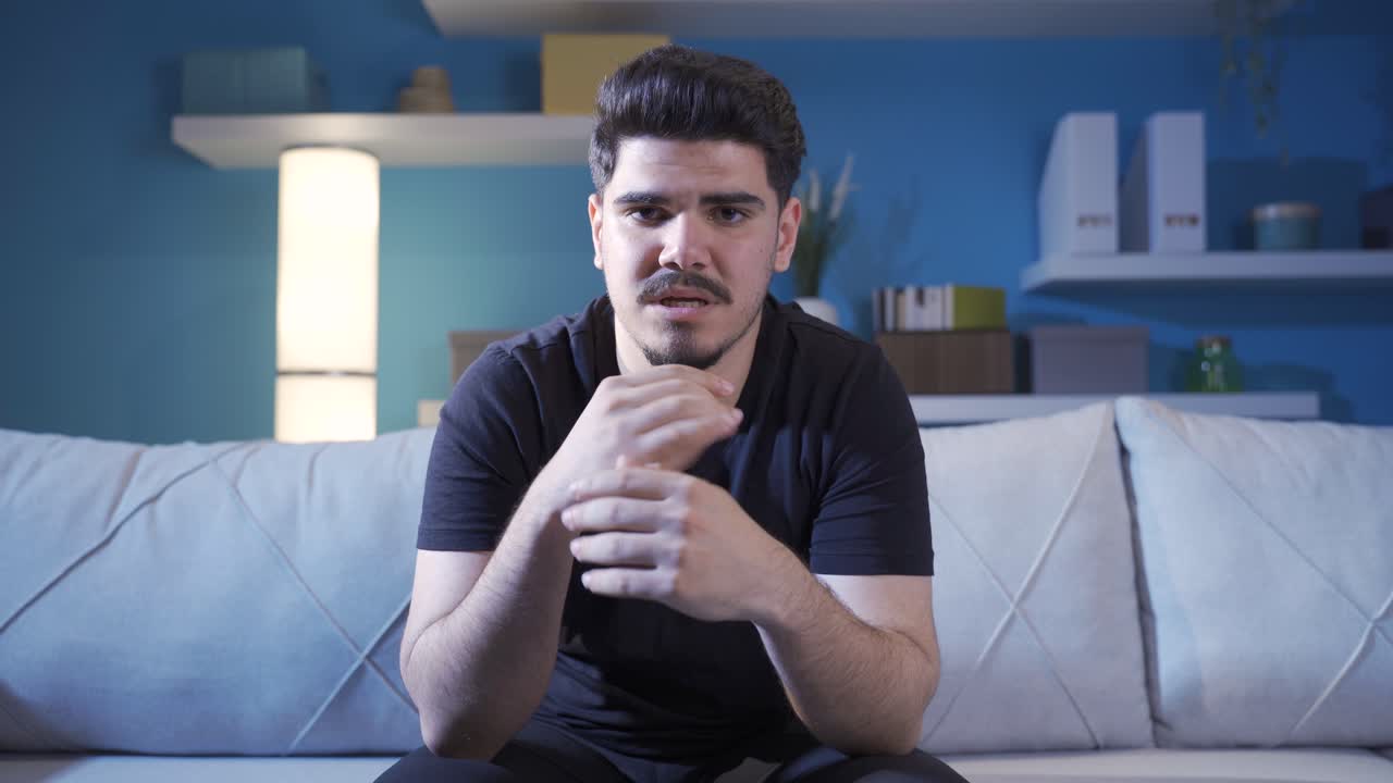 un joven triste haciendo un discurso de despedida, una nota de suicidio o un video.