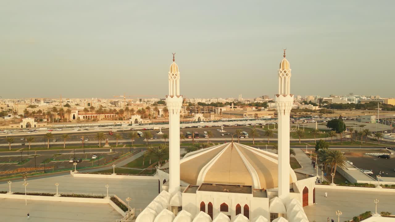 vista desde un avión no tripulado de la mezquita de hassan enany al atardecer