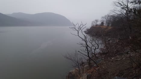 Un-Día-Mágico,-Lluvioso-Y-Brumoso-En-El-Río-Hudson-De-Nueva-York-En-El-Valle-Hudson-De-Nueva-York