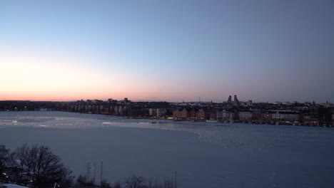 Weitwinkelansicht-über-Gefrorenes-Wasser-In-Stockholm