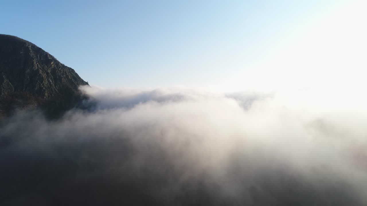 산꼭대기가 구름을 고