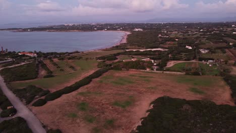 vista aérea de drones de la playa sarda y el campo en calasetta, adelante, anochecer