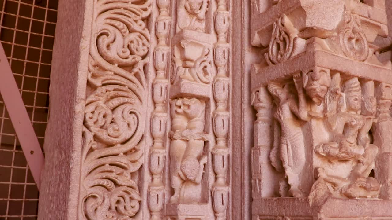 dios hindú ídolo único grabado arte en la pared del templo desde un ángulo plano por la mañana