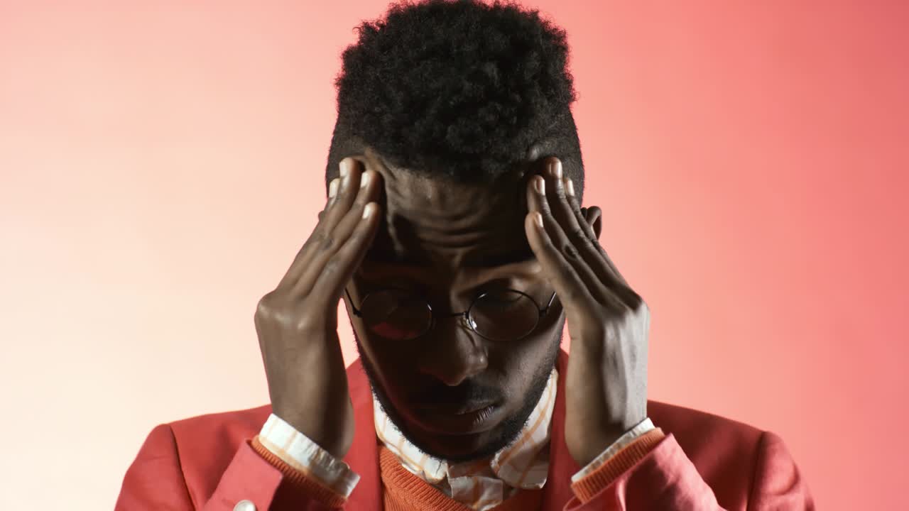 hombre elegante cansado posando para la cámara