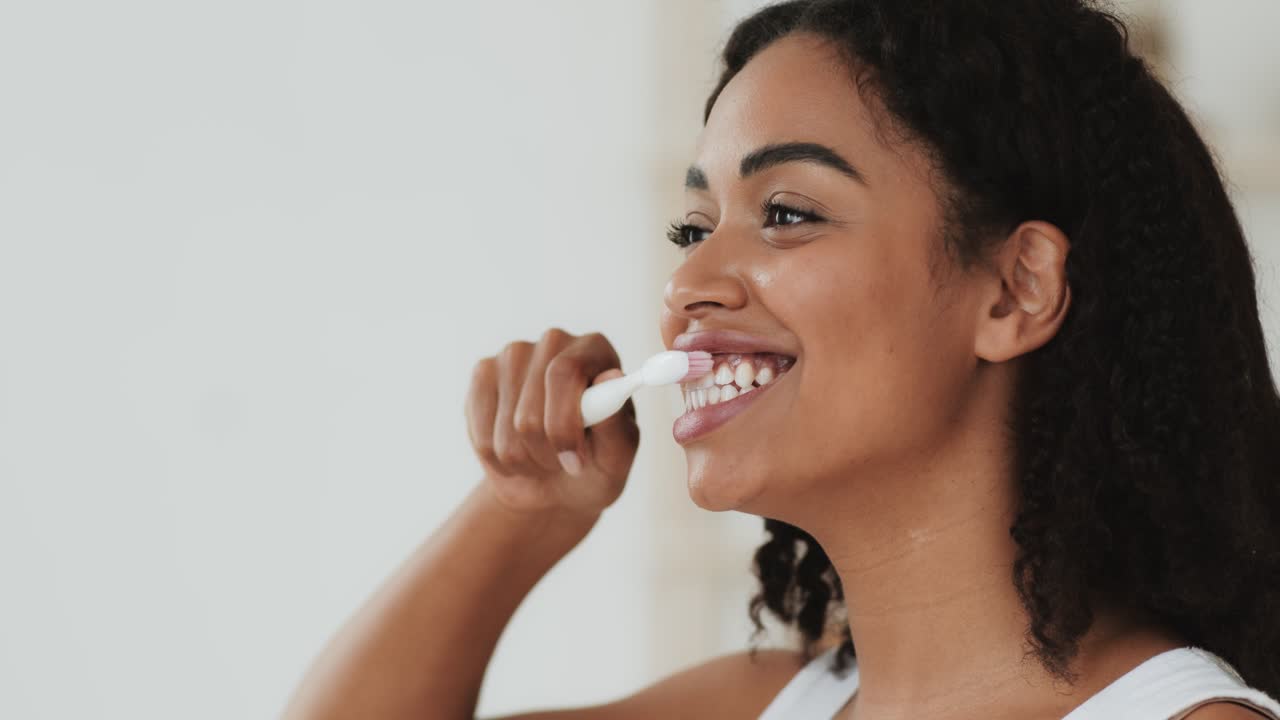 mujer cepillándose los dientes