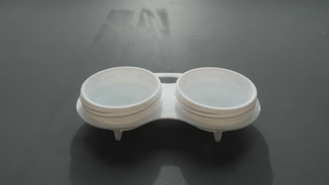 poner las lentes de contacto en solución
