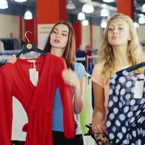 mujer mirando ropa en el espejo