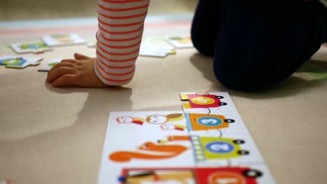 niño jugando con coloridos rompecabezas con números aprendiendo a contar