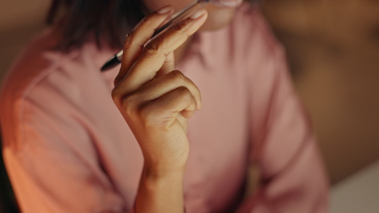 consultor frustrado que trabaja desde casa