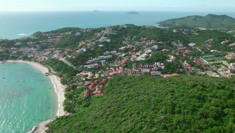 Panorama-Luftlandschaft-Des-Paradiesischen-Strandes-Joao-Fernandes-In-Buzios,-Rio-De-Janeiro,-Grüne-Dschungelhügel-Und-Unberührte-Türkisfarbene-Bucht-Mit-Sauberem-Wasser