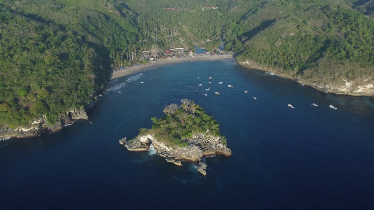 imágenes aéreas de drones en 4k: majestic crystal bay puesta de sol, nusa penida, bali