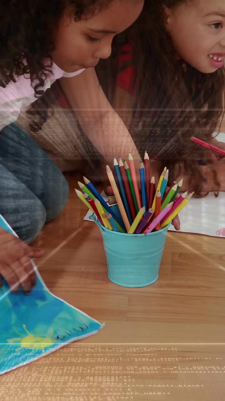 Dos niñas inclinadas hacia una pintura azul, la primera alcanzando un lápiz rojo de una taza turquesa, creando arte.