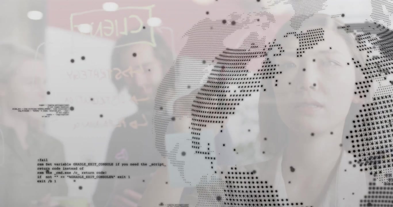 Squadra che abbozza il piano aziendale del CLIENTE su una lavagna, implementando codice, con livelli di mappa traslucidi, controllando un tablet.