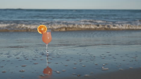 Aperitivo-De-Cóctel-En-La-Playa-De-Mar-De-Verano