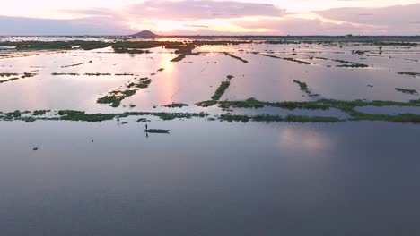 Clip-De-Paisaje-Durante-Una-Impresionante-Puesta-De-Sol-En-El-Campo