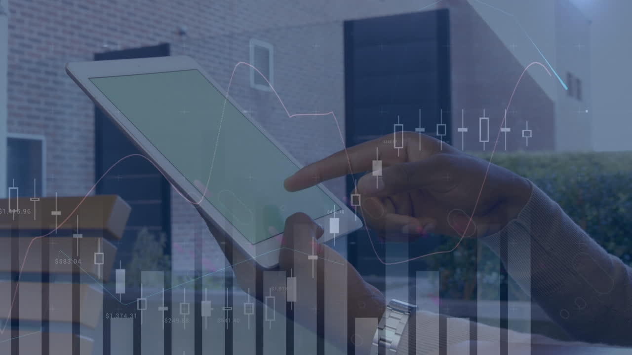 animación de datos financieros y gráficos sobre las manos de un hombre biracial usando una tableta con espacio de copia