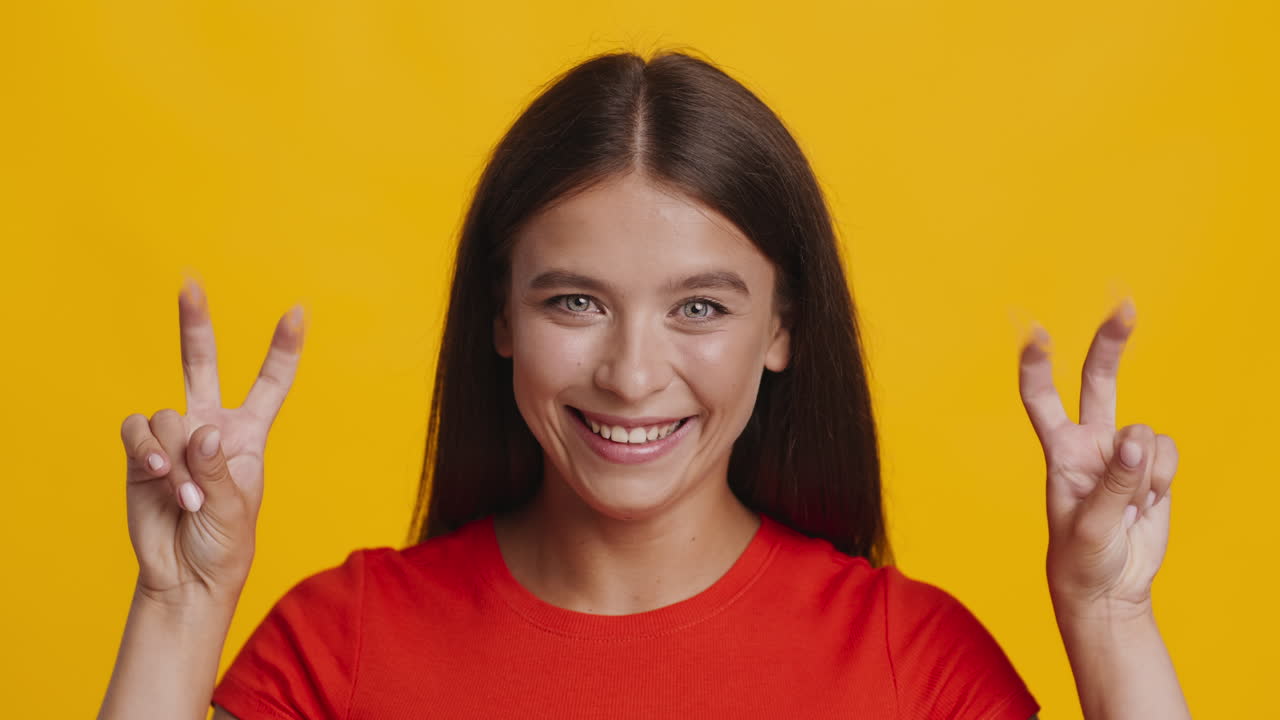 mujer feliz haciendo un signo de paz