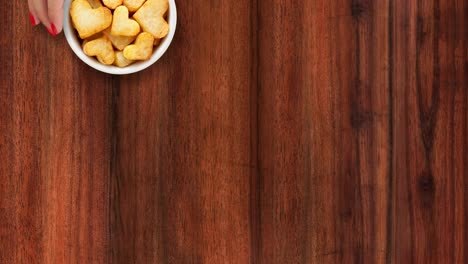 ofreciendo patatas fritas en forma de corazón