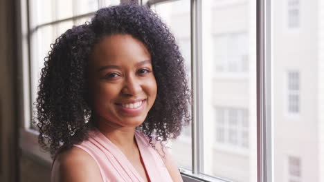 Smiling-black-businesswoman-turns-to-camera,-close-up