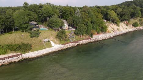 Barreras-Reforzadas-En-La-Costa-Del-Lago-Michigan