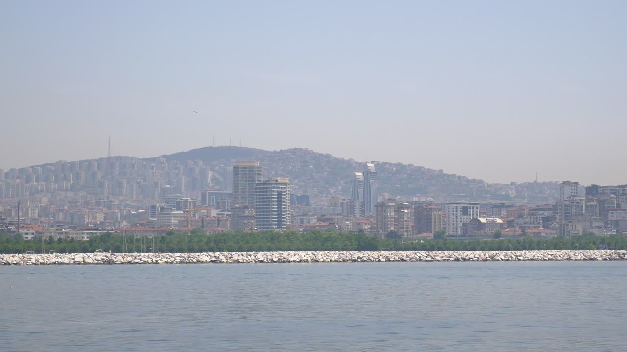 전면에 물이 있는 은 날의 도시 스카이라인