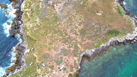 Vista-Aérea-De-La-Costa-Escarpada-Con-El-Océano-Azul-Y-Las-Olas-Rompiendo,-Portugal,-4k