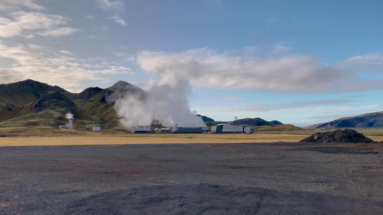 vapor que se eleva desde la planta de energía geotérmica en islandia, tiro estático amplio