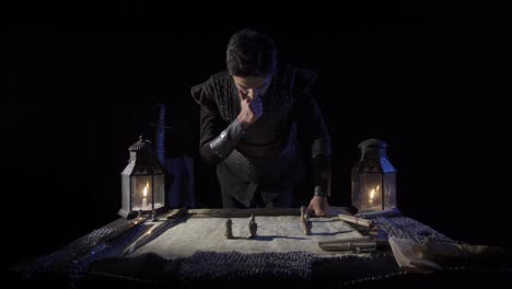 el comandante tratando de dirigir la guerra en el mapa.