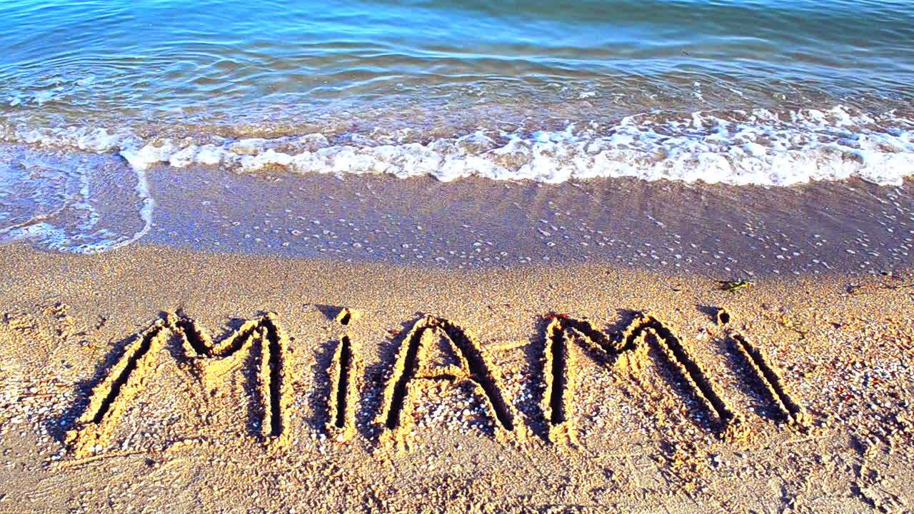Miami-kirjoitus hiekalla. Kirjoitus hiekalla.