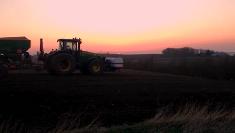 tractor conduciendo al atardecer