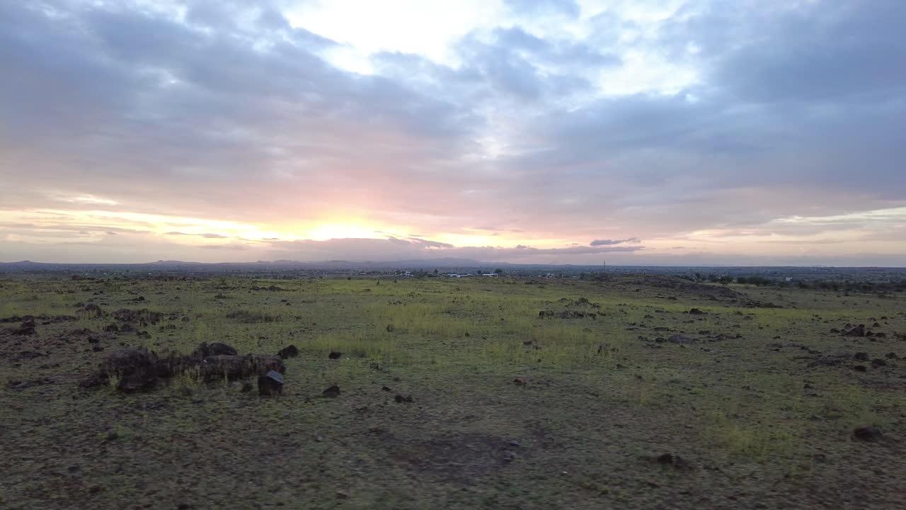 perspectiva de puesta de sol en movimiento con colores asombrosos en el cielo desde una meseta a última hora de la tarde