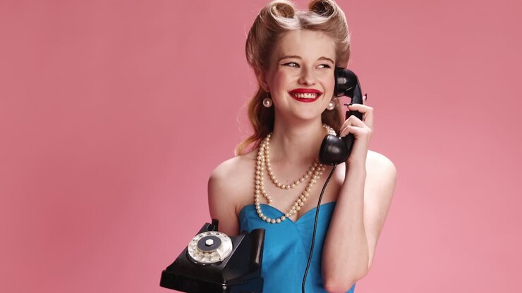 mujer retro con un teléfono