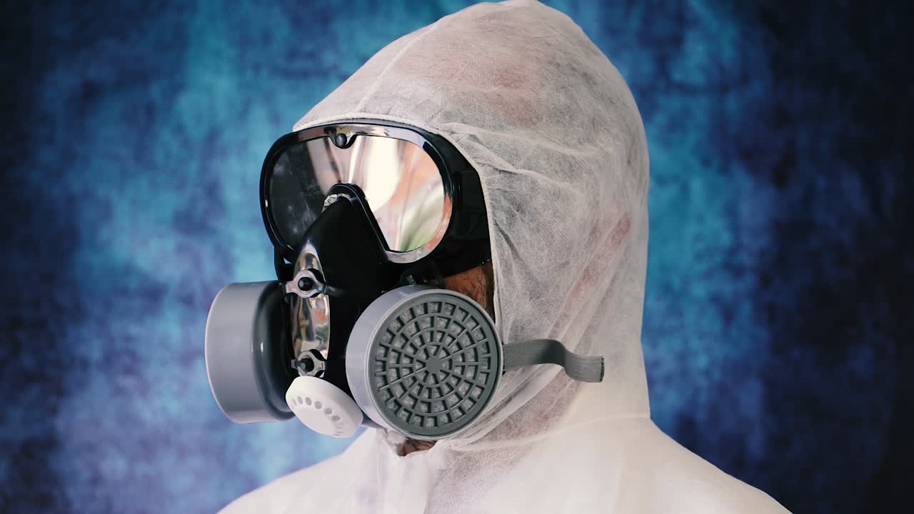 sars covid-19 안전 조치에 대한 전면 호흡기 보호 마스크와 일회용 보호복을 입은 의료 보건 종사자 초상화 - 프로필 샷