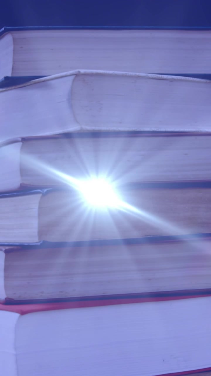 Animazione di luce brillante su una pila di libri su sfondo blu