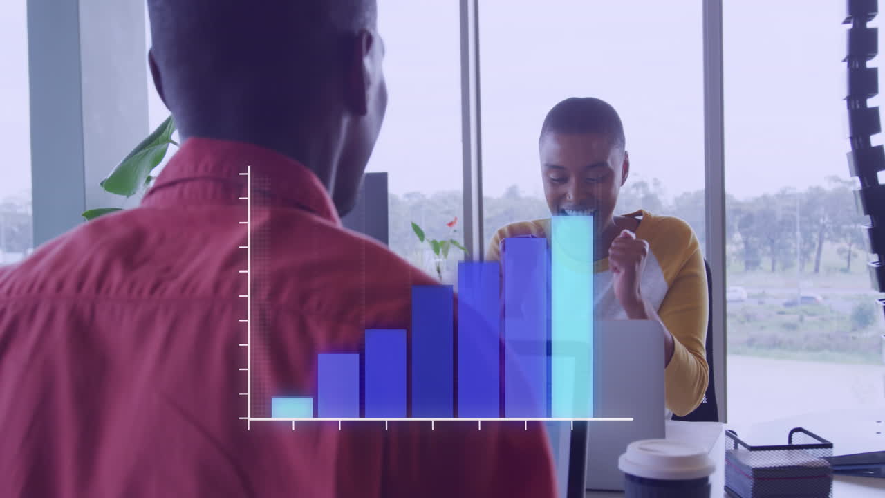 animación del procesamiento de datos sobre personas de negocios afroamericanas en la oficina