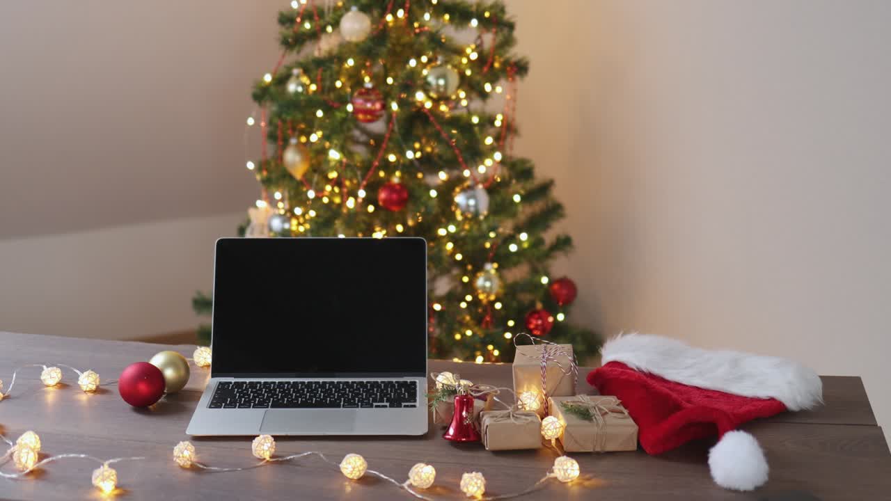 decoraciones de la sala de estar de vacaciones de invierno con pantalla negra abierto portátil en el escritorio
