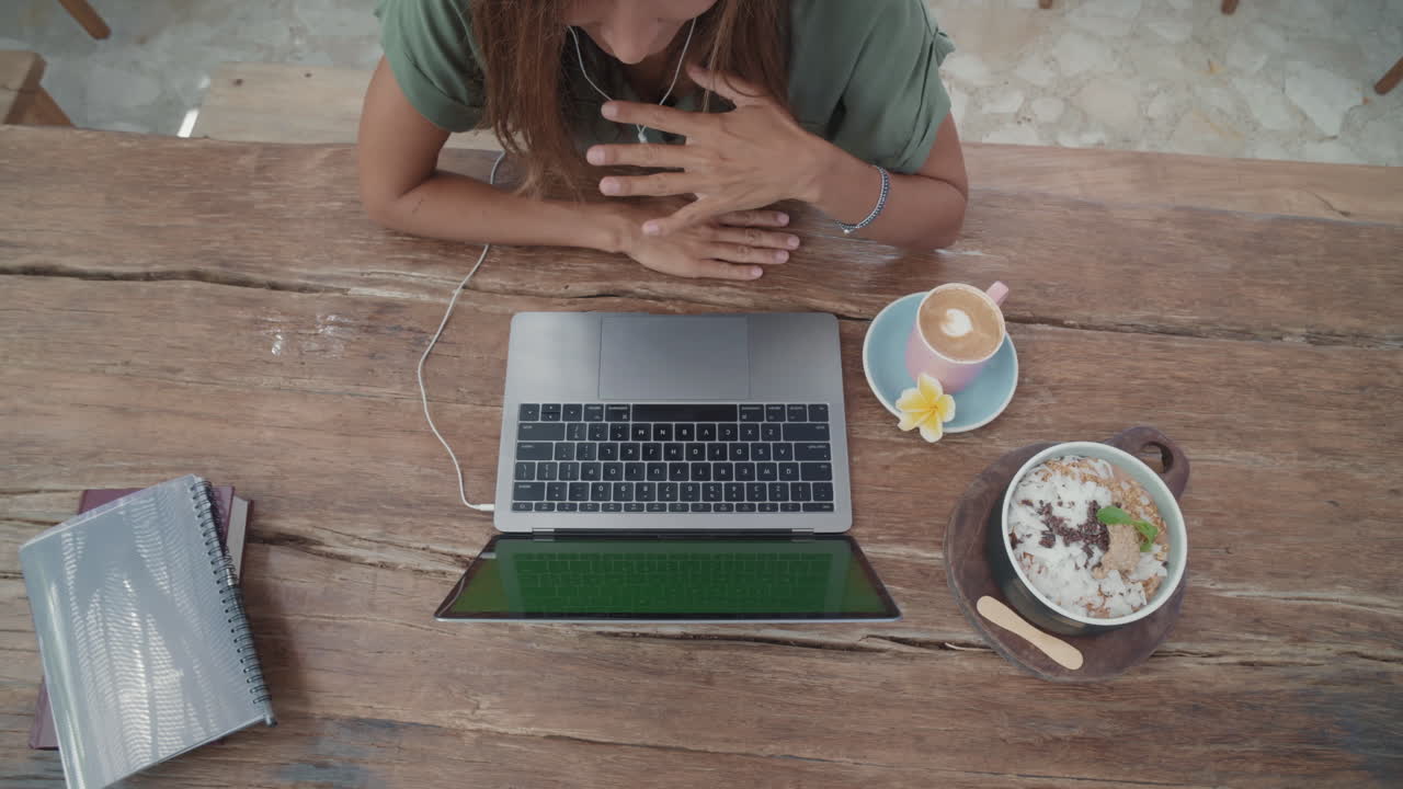 테이블 에서 일 하는 사람 의 위상