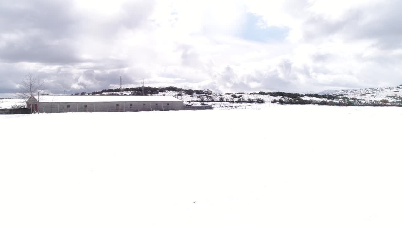 겨울 눈 산의 공중 전망