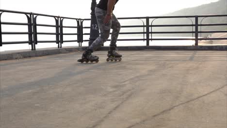 persona patinando en un muelle junto al mar