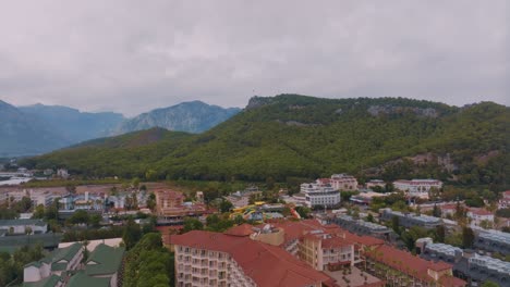 vista aérea de una ciudad turística en las montañas