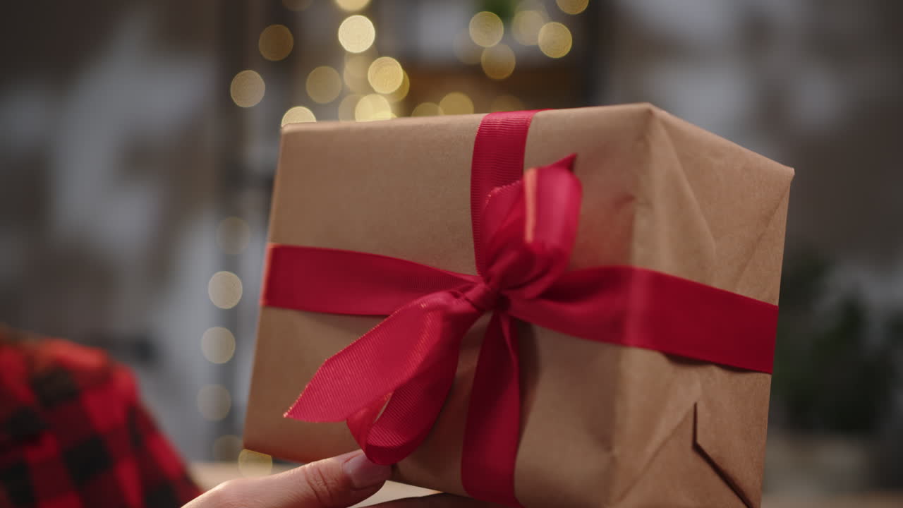 regalo envuelto con una cinta roja