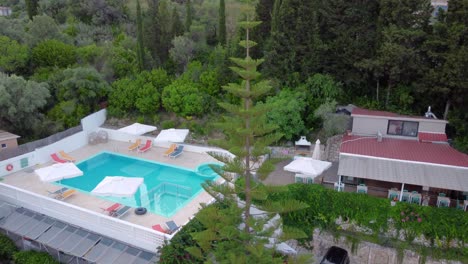 Lounge-chairs-and-umbrellas-by-the-pool-in-Nidri,-Lefkada,-Greece